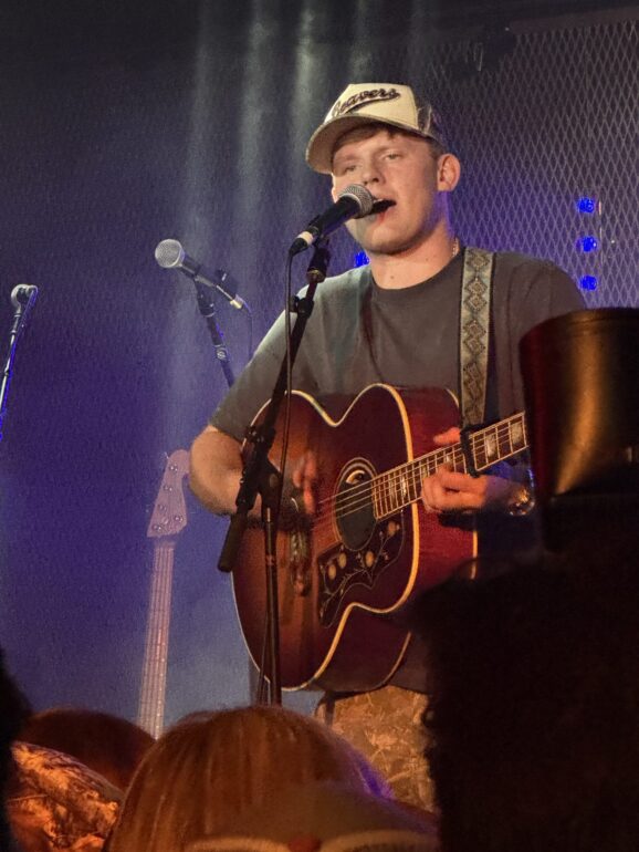 “Singer With No Songs Out”: Why Bec O’Malley Is One of UK Country’s Most Interesting New Voices